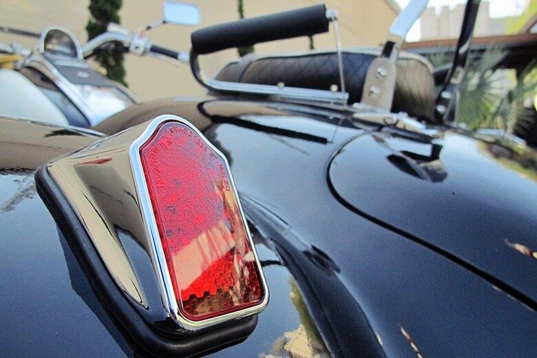 Para ganhar segurança e sofisticação visual, a traseira recebeu elementos cromados e iluminação por leds