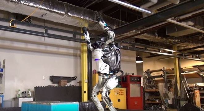 O robô é capaz de realizar um treinamento de cross-fit