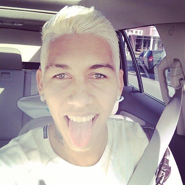 O boleiro também mostrou muita atitude quando pintou o cabelo de branco e compartilhou nas redes sociais, sem medo do ridículo
