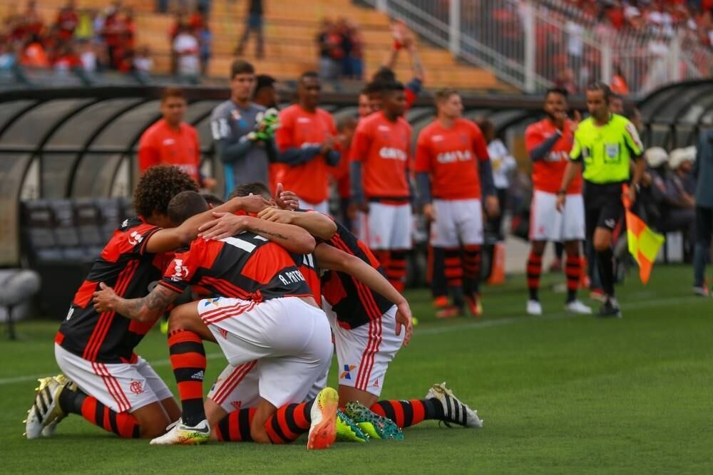 O Flamengo, que venceu o Santa Cruz e garantiu a segunda colocação, também sonha, mas tem apenas 15% de arrematar a taça