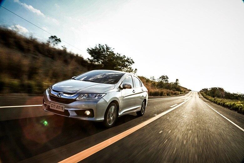 O novo Honda City usa suspensão McPherson na dianteira e barra de torção na traseira. O peso (em ordem de marcha) é de 1.076 quilos na versão de entrada e 1.123 quilos nas demais

Saiba tudo sobre carros! Acesse www.r7.com/carros
