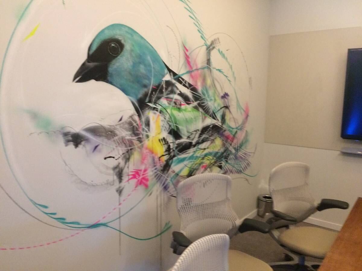 Outro belo exemplar de pássaro está em uma das salas de reuniões do Twitter. Ao todo são mais de cem estações de trabalho prontas para receber os funcionários. Até o fim do ano, a rede social espera ter 63 empregados no Brasil