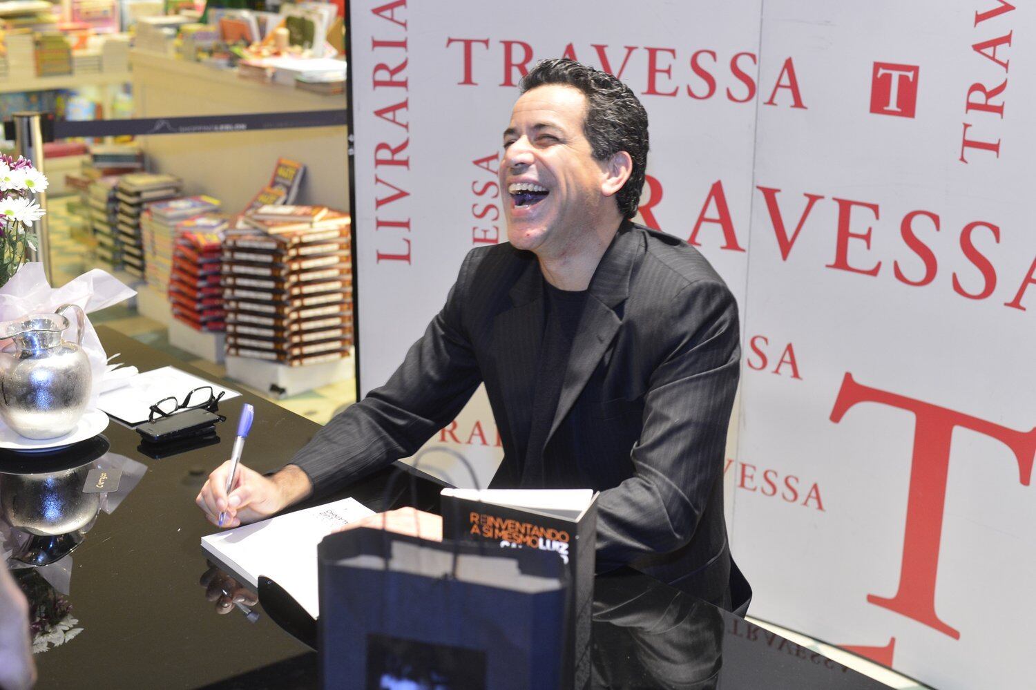 Luiz Calainho caiu no riso durante noite de autógrafos de seu livro Reinventando a Si Mesmo – Uma Provocação Autobiográfica, na noite desta terça-feira (18), no Rio de Janeiro. Veja cliques!