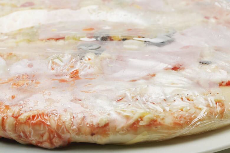 Repleta de conservantes e farinha refinada, a pizza congelada não deve ser uma opção no seu fim de semana
