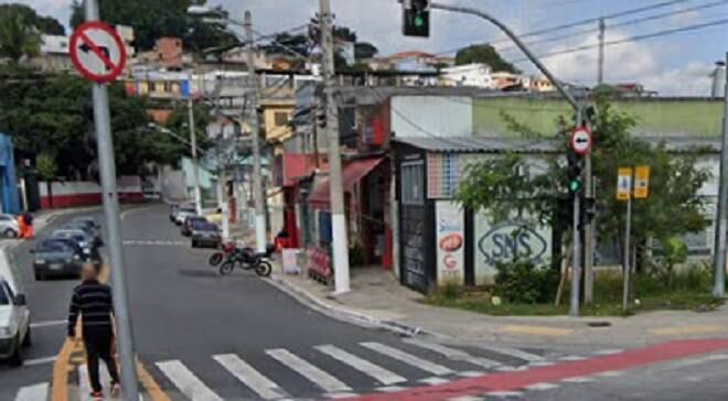 Equipes da polícia e CET estiveram no local para o controle do trânsito