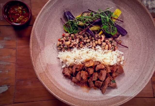 Picadinho de contrafilé

Maiara se destacou na prova do famoso "PF", o Prato Feito, com o seu picadinho de contrafilé com arroz, salada de feijão, legumes e vinagrete