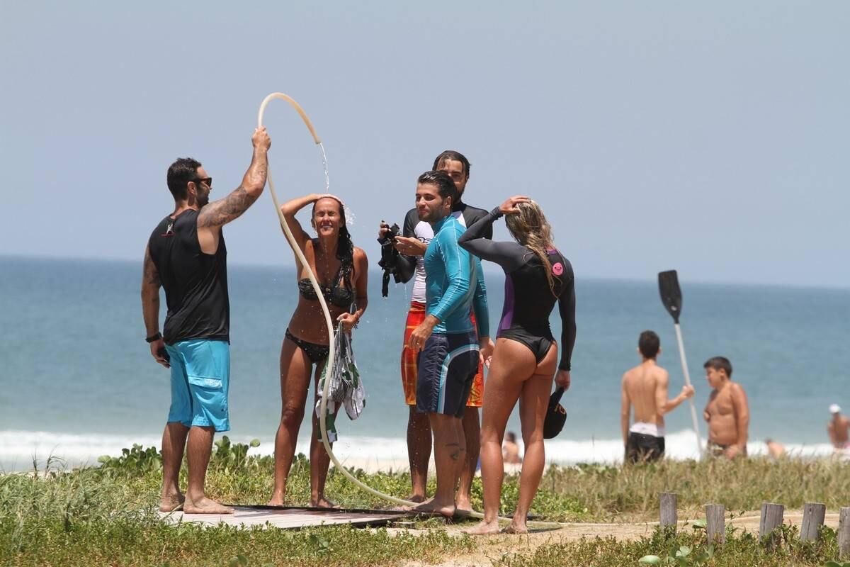Bruno Gagliasso e Ricardo Pereira praticam stand up paddle na praia da Barra da Tijuca, no Rio