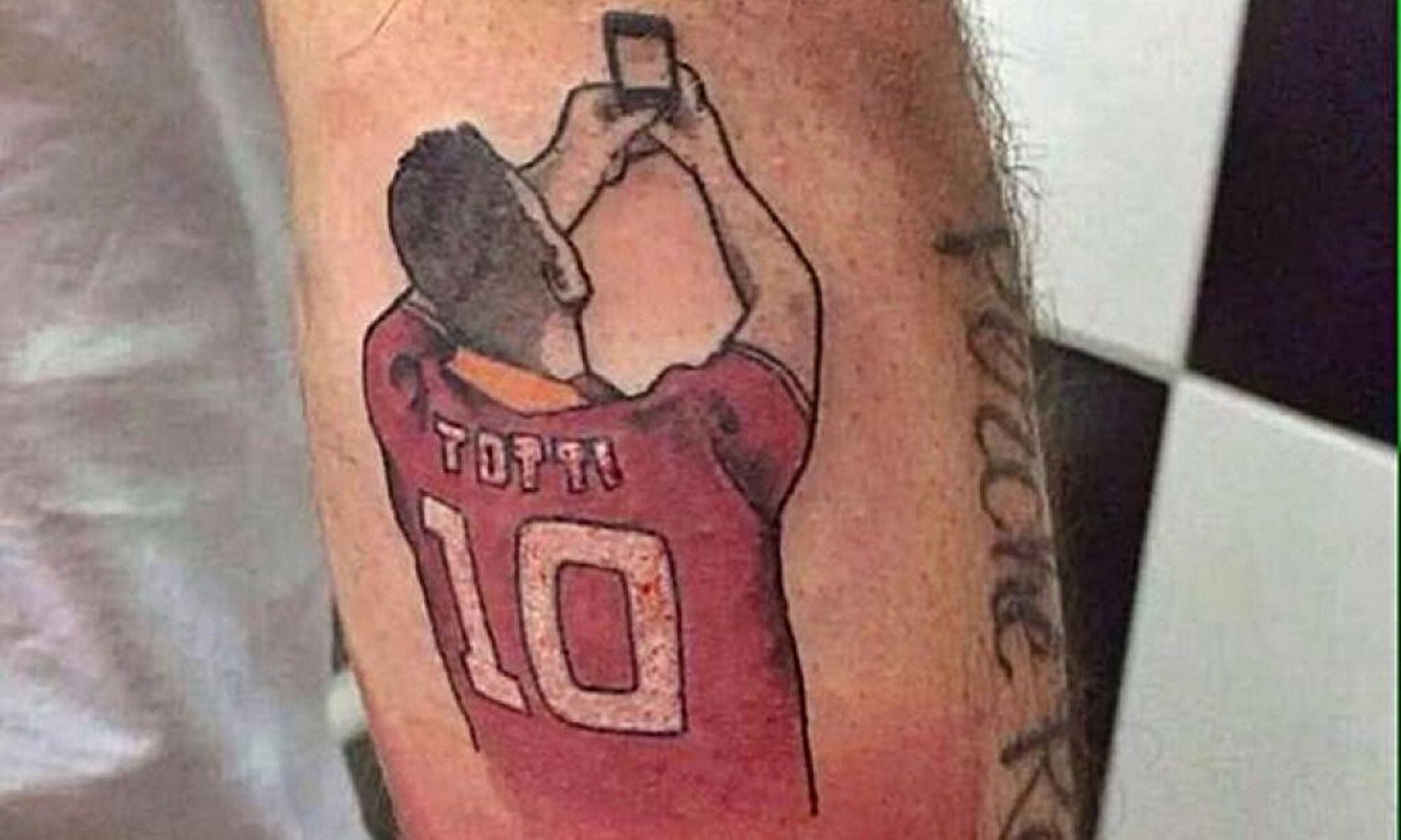 Esta é surreal! O cara decidiu eternizar o momento bizarro em que o jogador Francesco Totti comemorou seu gol tirando uma selfie