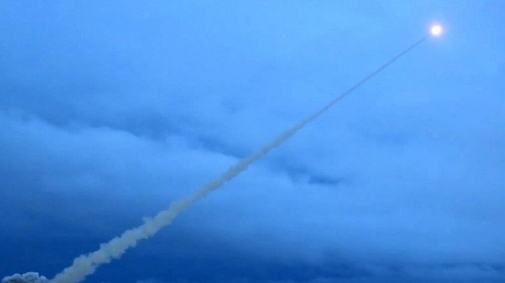 Filmagem do Ministério da Defesa da Rússia mostra um míssil de cruzeiro nuclear Burevestnik decolando durante testes