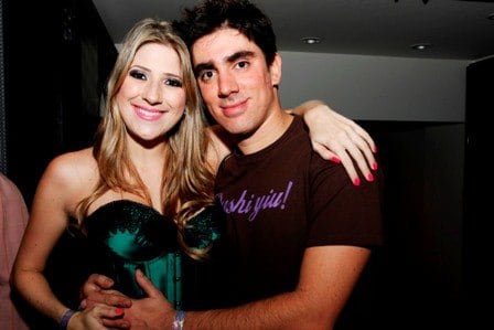 Dani Calabresa e Marcelo Adnet pareciam o casal mais
perfeito do mundo, eram bonitos, bem-humorados e ídolos da molecada. O público
não acreditou quando viu fotos do comediante beijando outra mulher nas ruas do
Leblon, no Rio de Janeiro. Adnet assumiu a escapulida, enquanto Dani fez um
discurso na TV contra os críticos de plantão 
