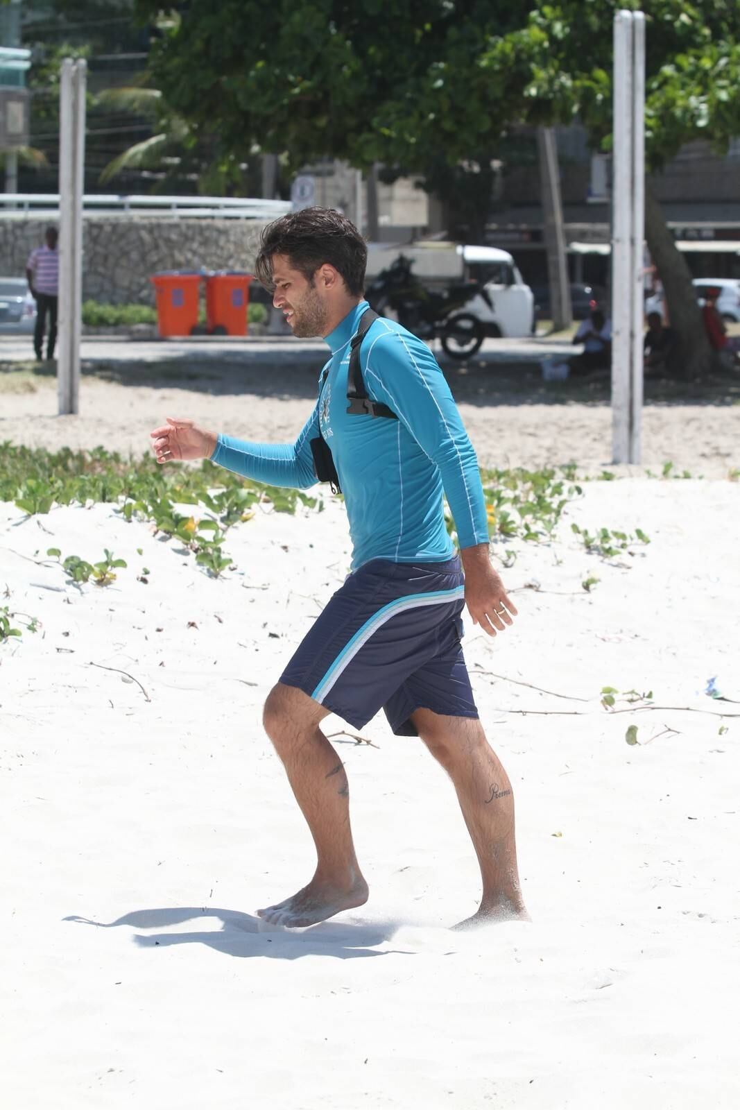 Bruno Gagliasso e Ricardo Pereira praticam stand up paddle na praia da Barra da Tijuca, no Rio