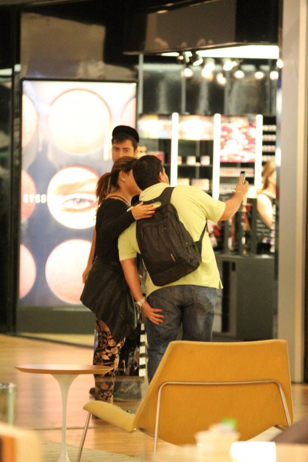 Preta também tirou selfies com outros fãs que pediram 