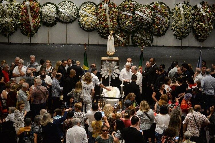 Fãs, amigos e familiares se despediram de Roberto Leal em velório realizado na Casa de Portugal, no bairro da Liberdade (São Paulo), na manhã desta segunda-feira (16). A cerimônia foi aberta ao público