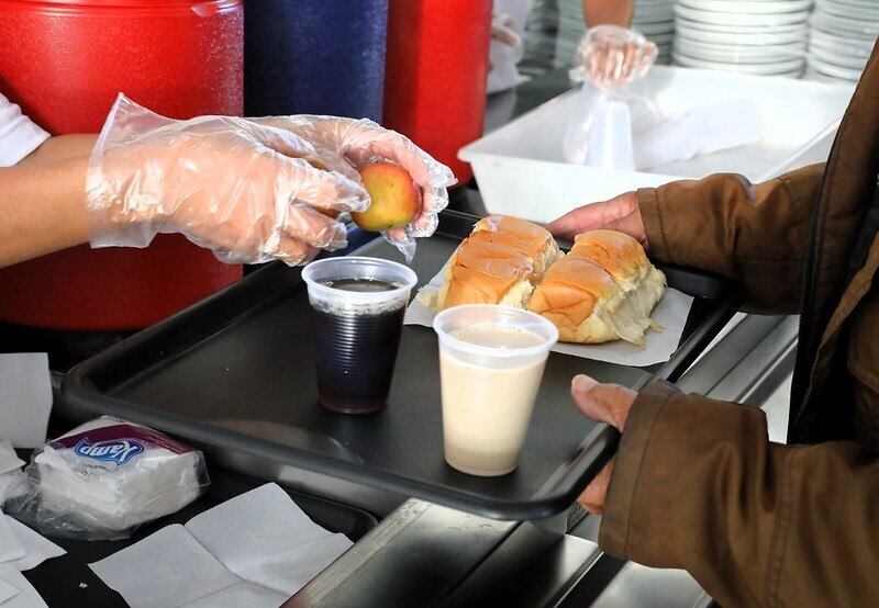 Refeição servida em restaurante comunitário