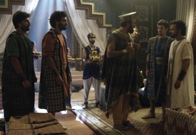 Na Babilônia, foram apresentados como sábios hebreus e receberam novos nomes. Daniel se transformou em Beltessazar, Hananias, Misael e Azarias viraram Sadraque, Mesaque e Abednego, respectivamente 