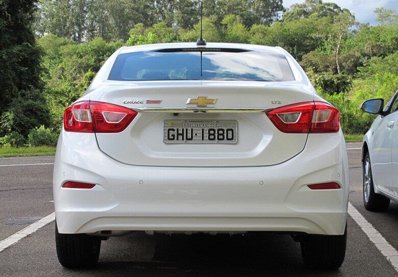 A comparação com Corolla e A3 sedã, evidentemente, foi proposital e ilustra a proposta desta nova linha Cruze. O sedã, agora produzido na Argentina e não mais em São Caetano do Sul, foi inteiro reformado. Não há qualquer semelhança com o modelo comercializado no Brasil desde setembro de 2011