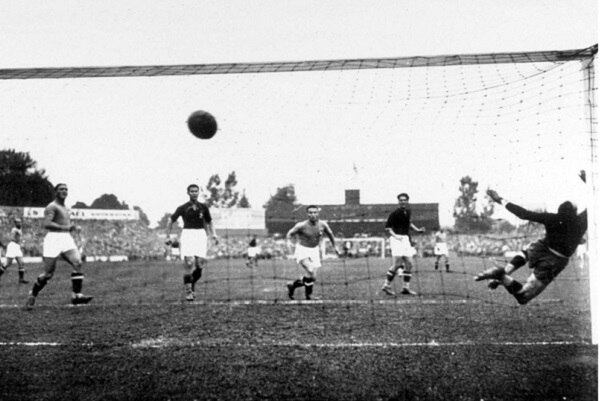 1938 - Hungria x Itália - Hungria campeã
Na França, em 1938, os italianos Colaussi e Piola passam o jogo em branco e a Hungria de Sárosi e Zsengellér fica com o título mundial. É a primeira de duas taças de Copa que os húngaros conquistaram

Veja mais: De Ronaldo a Valderrama, veja os cabelos mais icônicos das Copas
