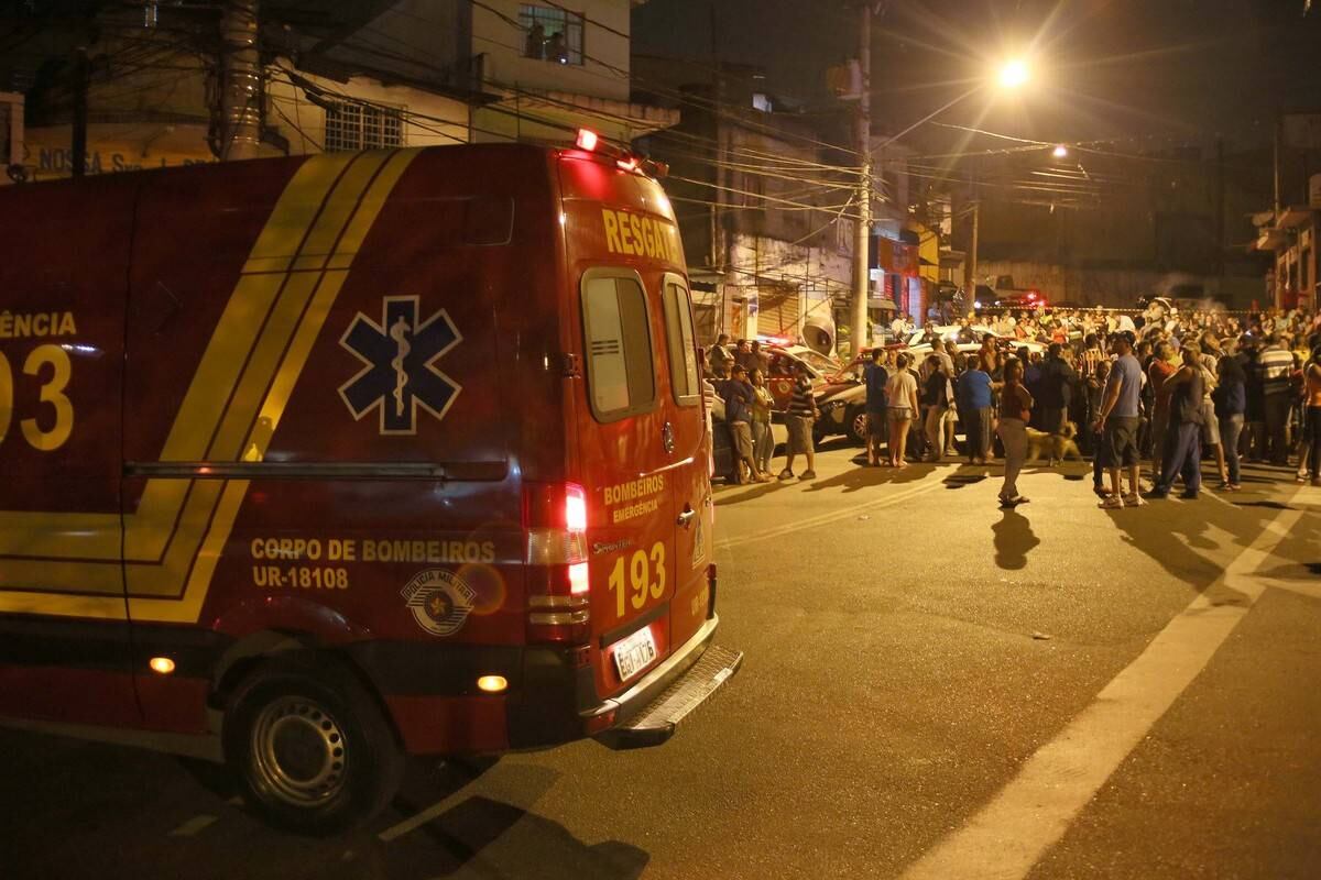 Depois
dos ataques, os policiais teriam se reunido em uma casa noturna para uma “comemoração”