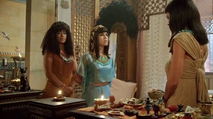 No início da quinta fase da novela, Agar se apaixona pelo General Bakari e fica feliz ao descobrir que está sendo correspondida. Porém, ao revelar os sentimentos para Issa, é surpreendida pela Rainha Khen, que escuta a conversa e acaba com suas expectativas