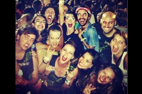 Thaila Ayala aproveita festival com os amigos