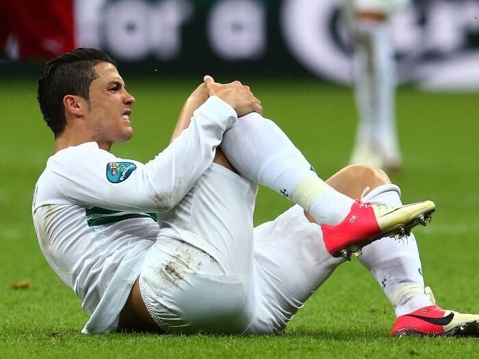 Porém, Cristiano Ronaldo também tem alguns fatores que podem atrapalhá-lo na busca pela Bola de Ouro. Embora tenha jogado muito pelo Real Madrid, seu time teve uma temporada horrível em 2013.

Perdeu o campeonato espanhol para o grande rival, Barcelona; a Copa do Rei acabou ficando com o Atlético de Madrid; e foram eliminados da Liga dos Campeões pelo Borussia Dortmund