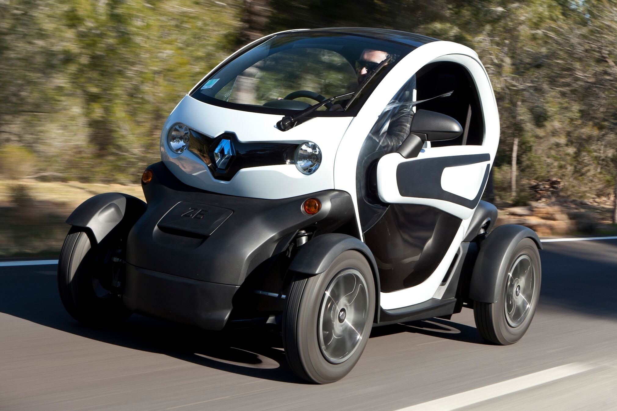Em sua versão mais potente o Twizy chega aos 80 km/h de velocidade máxima. O objetivo do modelo é atender ao uso diário nas grandes metrópoles, geralmente feito em carros maiores com apenas uma pessoa

Saiba tudo sobre carros! Acesse www.r7.com/carros
