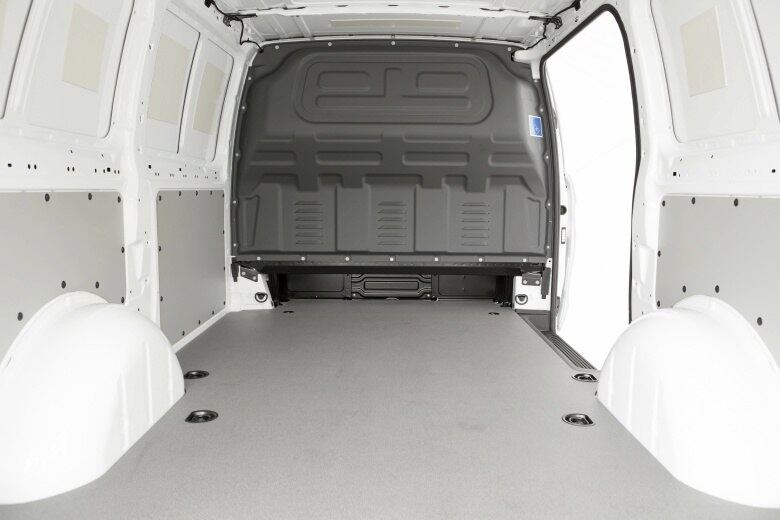 Embora bem mais baixa que a Sprinter e mais curta no comprimento, a Vito recebe até 6 m³ de volume na cabine