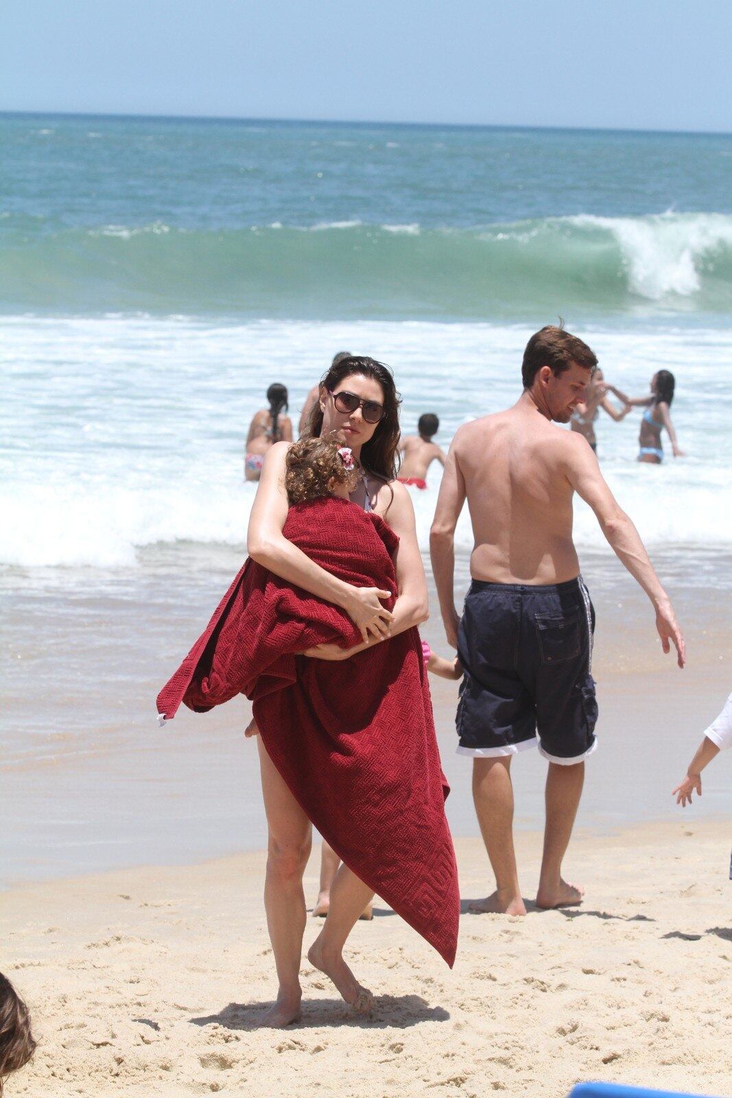 Depois da diversão, a atriz embrulhou a pequena em uma toalha
