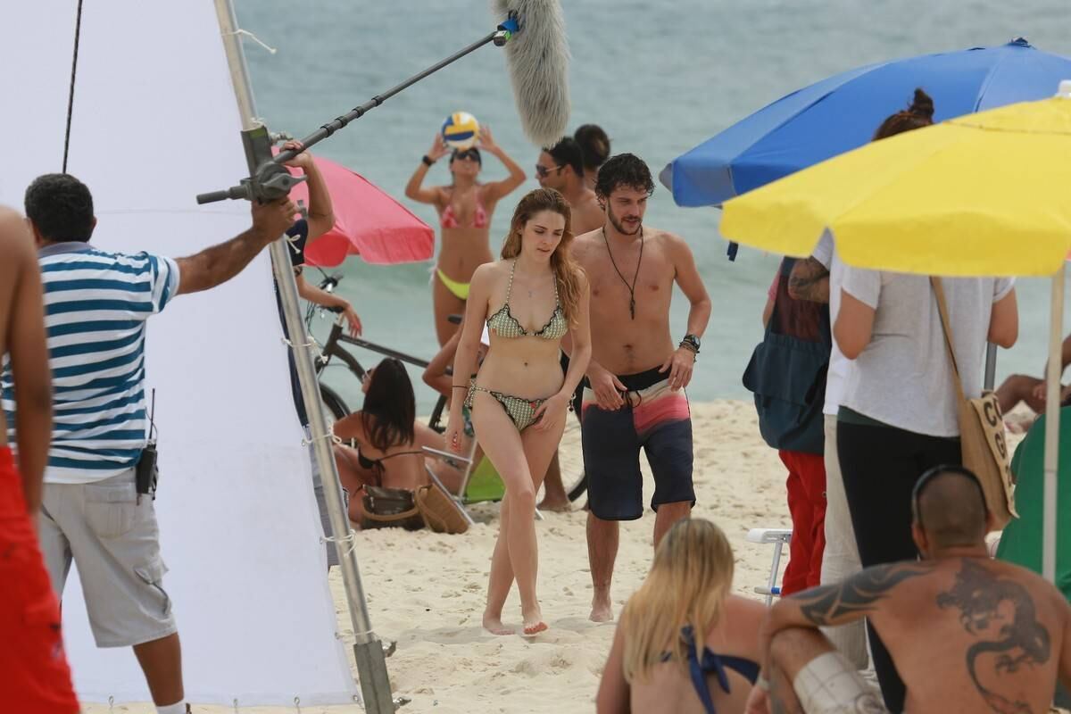 Isabelle Drummond e Jayme Matarazzo durante gravação de novela, na praia carioca do Recreio dos Bandeirantes, nesta quarta-feira (10)