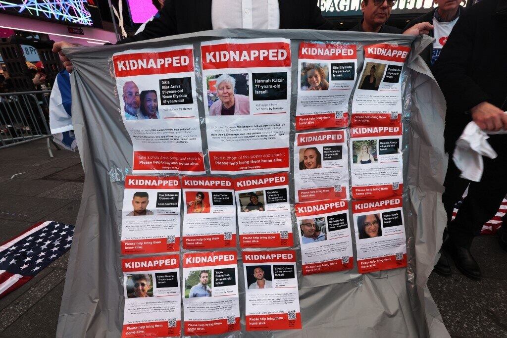 Cartaz com as fotos de pessoas que foram sequestradas pelos terroristas do Hamas