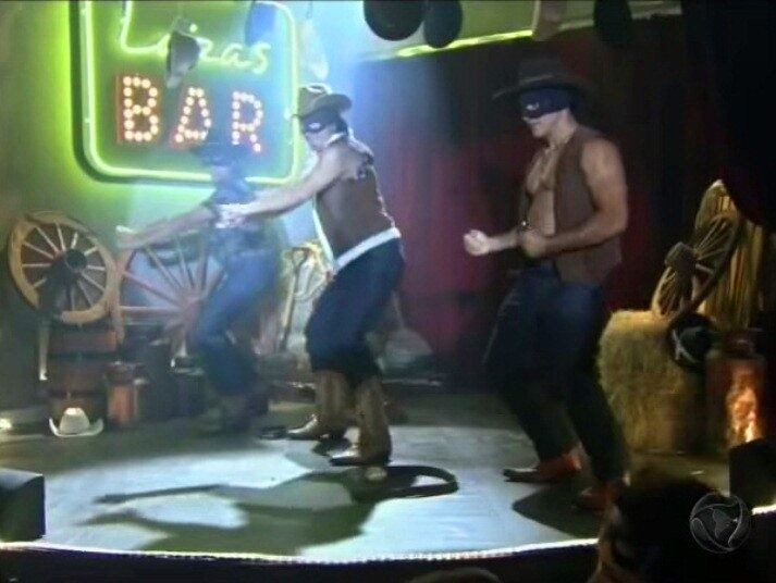 A performance de Caíque,
PH e Tadeu deixou o público de boca aberta!

+ Atrizes registram momentos de diversão com filhos nas redes sociais. Espie!
+ Prepare-se para arrasar! Equipe de Vitória ensina receita caseira imperdível para fios coloridos
+ Artur e Diana tem noite de amor inesquecível
