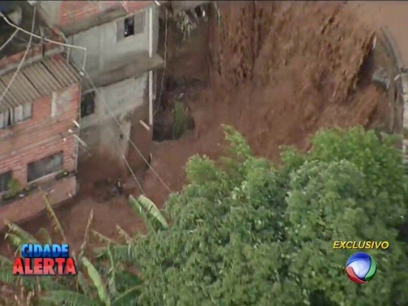Uma forte chuva causa estragos na região de Francisco Morato, Grande São Paulo, na tarde desta segunda-feira (24)
