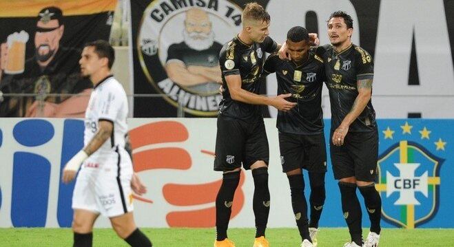 Enquanto Fagner lamenta, jogadores do Ceará comemoram gol