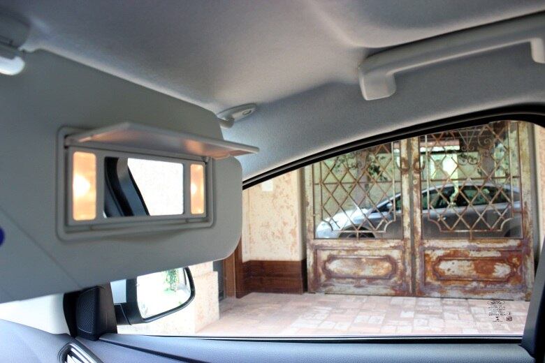 Interior conta com luzes automáticas no espelho do pára-sol 

VEJA TAMBÉM:
Aceleramos o novo Ford Focus, mais moderno, potente e 'salgado' na terceira geração

Saiba tudo sobre carros! Acesse www.r7.com/carros
