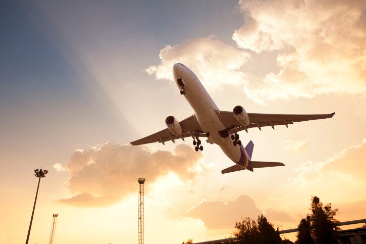 A ciência explica o que acontece com seu corpo em um acidente de avião
Claro, pode-se argumentar que a parte mais assustadora de voar é estar em um gigante tubo de metal arremessado através da atmosfera. Mas não ter controle sobre as coisas podem dar errado é mais apavorante. Quando o avião apresenta turbulência ou fará uma queda perigosa, o trabalho dos assistentes de voo é manter todos calmos. Só que ter calma neste momento é coisa mais difícil do mundo, certo?