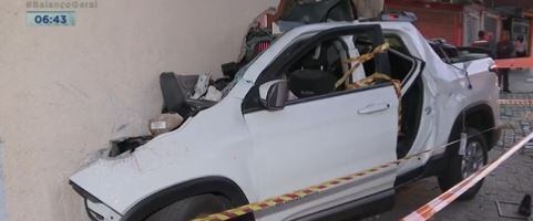 Parede da residência e o veículo ficar destruídos