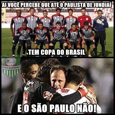 O torcedor do São Paulo manda dizer que até aplaudiria a piadinha, mas não dá pra segurar três taças do Mundial de Clubes e aplaudir ao mesmo tempo, ok?

Para Cosme Rímoli, o Tricolor descobriu a melhor maneira de jogar: SEM GANSO!