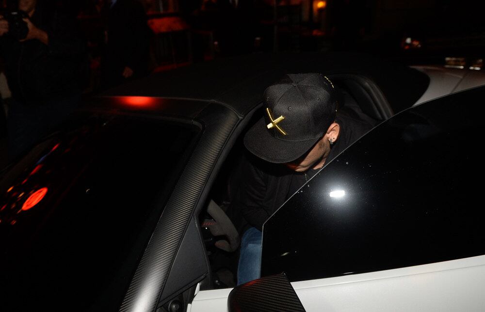 Após o jantar, ele entrou em seu carrão para sair do local