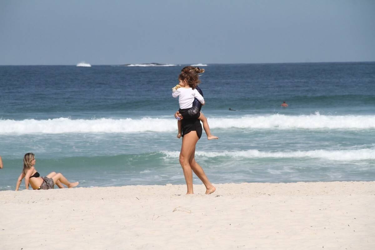 Grazi Massafera curtiu dia de sol na Barra da Tijuca
