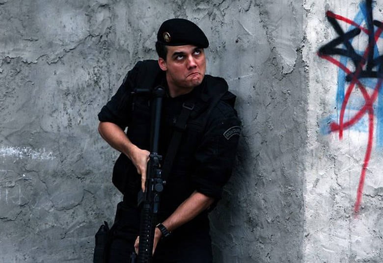 Se teve um filme que lançou bordões no cinema foi Tropa de Elite. De "não vai subir ninguém" a "se você quer rir, tem que fazer rir", as sentenças proferidas pelos personagens de José Padilha viraram moda no Brasil. Mas a mais famosa, com certeza, é "pede pra sair, 02"