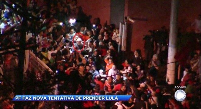 Lula sai caminhando da sede do Sindicato dos Metalúrgicos