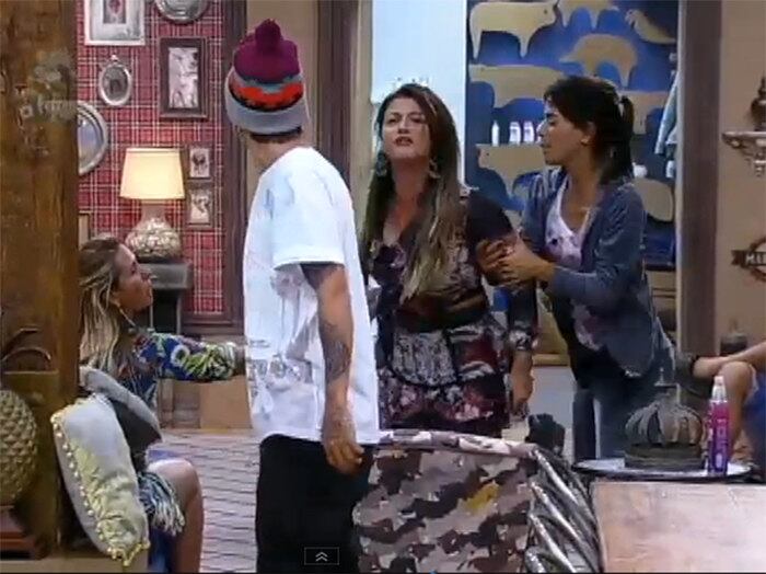 Porém, nas últimas semanas, o clima azedou e muitos barracos ocorreram
entre os peões
+ Assista ao momento: Com 44,38% dos votos, DH é o grande vencedor da sétima temporada da Fazenda
+ Relembre alguns dos banhos sensuais que marcaram a Fazenda 7
+ Reveja as maiores amizades criadas entre os peões em A Fazenda 7
+ Reveja as maiores brigas e barracos da sétima edição do reality
+ Reveja os peões que mostraram mais do que queriam no reality
+ Reveja os peões mais polêmicos de A Fazenda 7