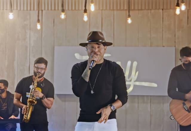 Tierry abriu a décima terceira festa de A Fazenda 12, a primeira do mês de dezembro. Ao som do sucesso Rita, a peãozada se empolgou e cantou bastante! Alguns até lembraram de "amores antigos" com a canção do cantor baiano