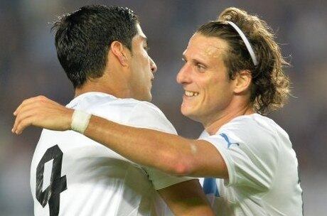 Suárez e Forlán se abraçam na vitória do Uruguai