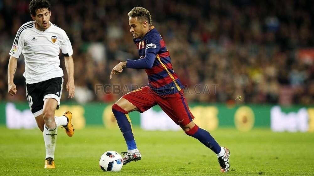 Responsável pelas empresas que cuidam da carreira do filho,
desde os tempos de Santos  Neymar Pai é
protagonista nos assuntos que envolvem o atacante. A saída do Peixe, aliás, é
carregada de controvérsias e os valores da negociação ainda são questionados