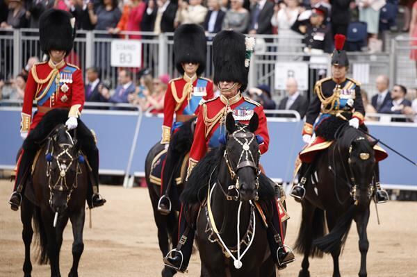 Neste sábado (17), o rei Charles 3° comandou pela primeira vez o Trooping the Colour, tradicional desfile militar que celebra no terceiro fim de semana de junho o aniversário do chefe de Estado britânico