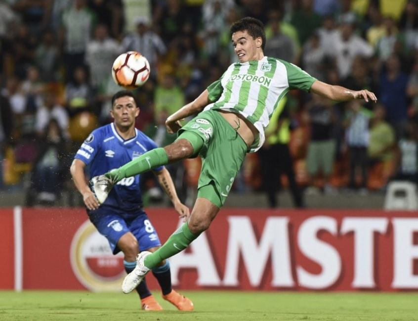 Divida com Atlético Nacional (COL) - Mesmo com a venda de Aguilar ao Athlético-PR, o Atlético Nacional (COL), clube no qual o Peixe contratou o zagueiro, emitiu uma nota oficial cobrando duas parcelas do pagamento do Alvinegro Praiano pelo jogador, equivalente a 774 mil dólaes (R$ 4,2 mi). A diretoria santista admite a dívida.