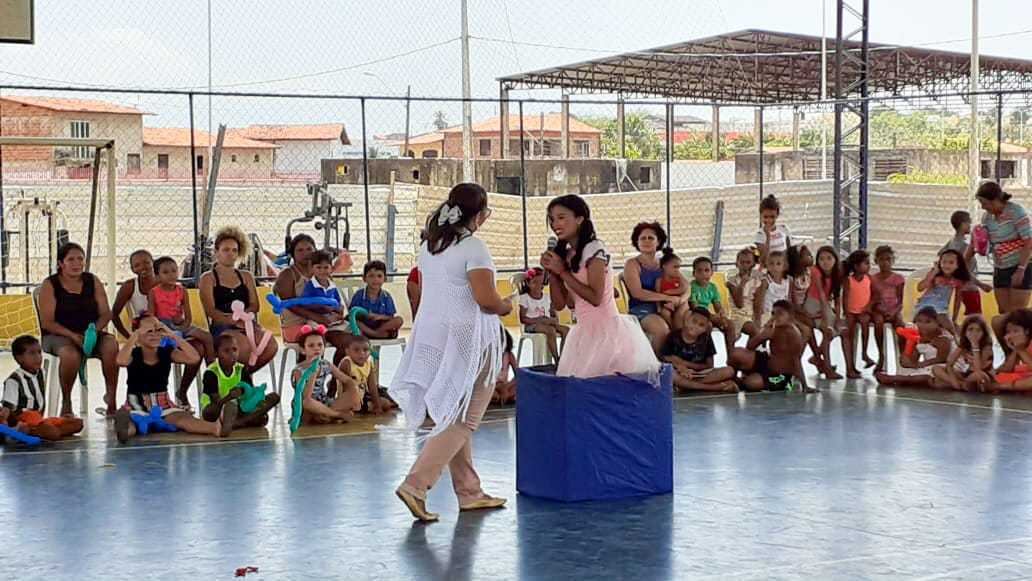 Cerca de 15 voluntários do FJU transformou a quadra de esportes do local em um espaço com apresentação musical, brincadeiras, cama elástica e pinturas no rosto