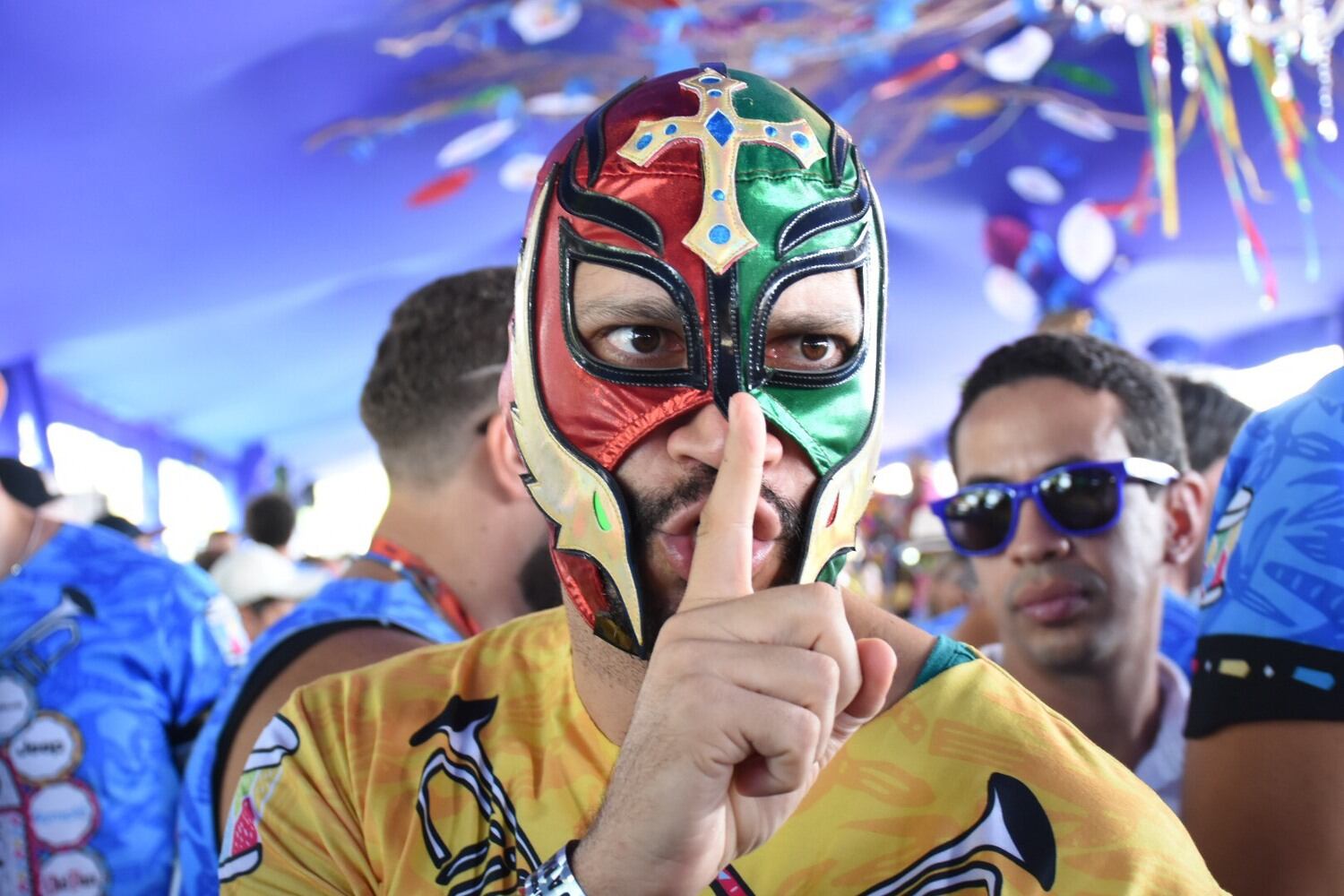 Armando Babaioff curtiu com uma máscara ao estilo dos lutadores da luta livre mexicana 