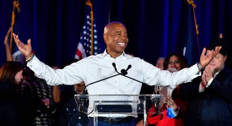 Eric Adams, novo prefeito de Nova York, discursa durante a festa que comemorou sua vitória eleitoral